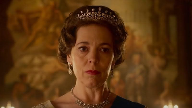 Olivia Colman como a Rainha Elizabeth II em The Crown - YouTube/Netflix