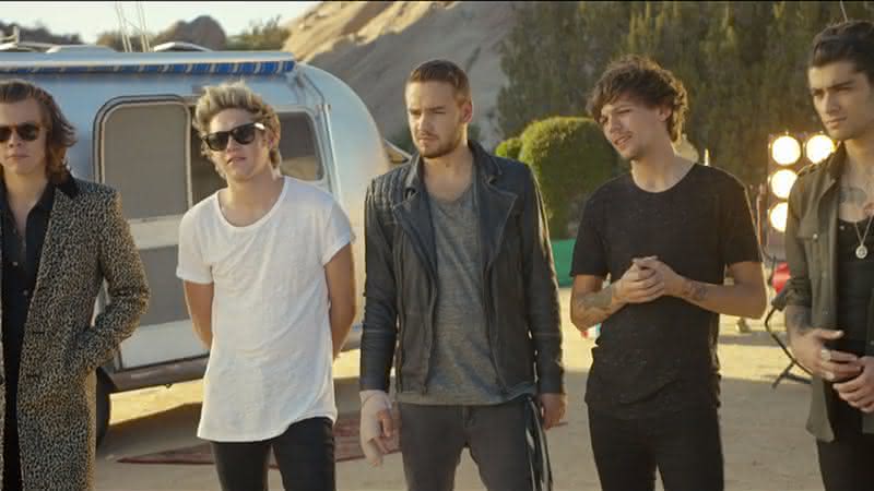 One Direction no clipe de Steal My Girl - YouTube