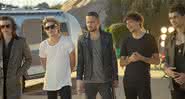 One Direction no clipe de Steal My Girl - YouTube