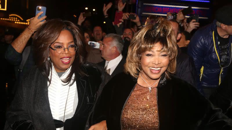 Oprah Winfrey e Tina Turner na saída do Lunt-Fontanne Theatre, em Nova York - Photo by Bruce Glikas/FilmMagic/Getty Images