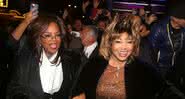 Oprah Winfrey e Tina Turner na saída do Lunt-Fontanne Theatre, em Nova York - Photo by Bruce Glikas/FilmMagic/Getty Images