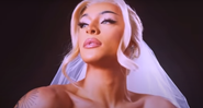 Pabllo Vittar aparece de noiva no clipe de "Ama Sofre Chora" - Reprodução/YouTube