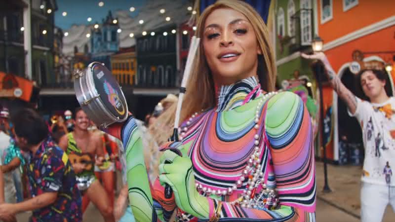 Pabllo Vittar em versão carnavalesca de Amor de Que - YouTube