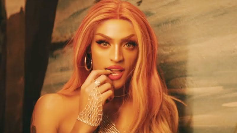 Pabllo Vittar no clipe de Amor de Que - YouTube