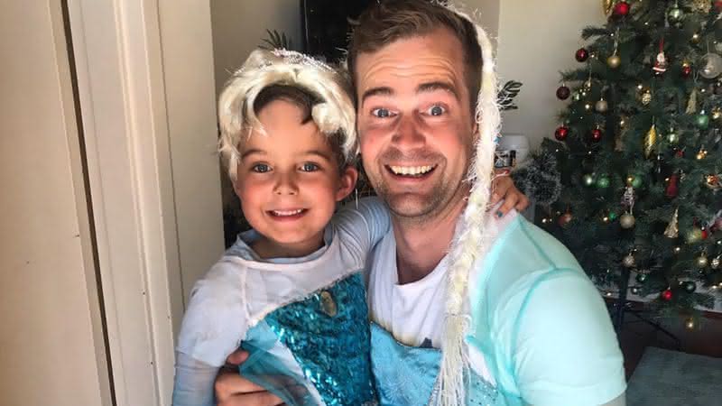 Scott e seu filho vestidos de Elsa - Instagram