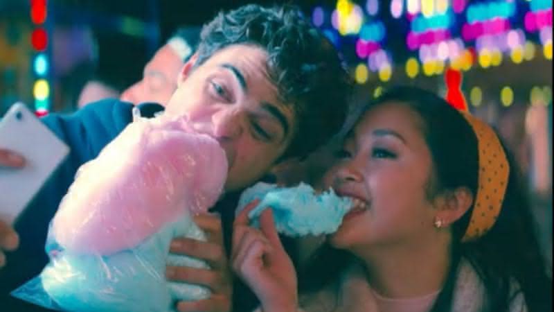 Lara Jean e Peter Kavinsky em parque de diversão - Netflix