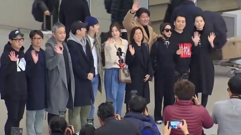 Elenco de Parasita em aeroporto na Coréia do Sul - Youtube