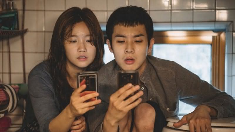 Park So-dam e Choi Woo-shik são os protagonistas do filme sul-coreano Parasita - Divulgação/Les Bookmakers