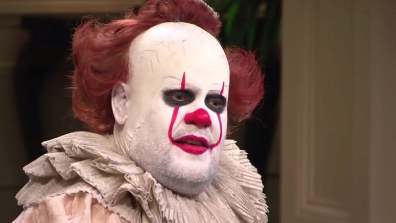 James Corden caracterizado de Pennywise - Reprodução/YouTube