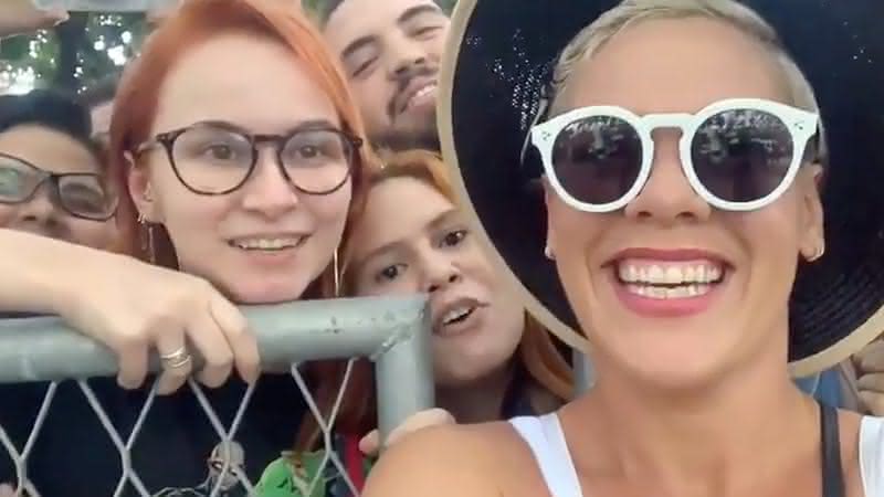 P!nk atende fãs na porta do hotel e fica toda sorridente - Reprodução/Twitter