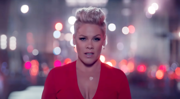 A cantora P!nk no clipe de Walk Me Home. Reprodução/YouTube