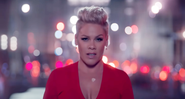 A cantora P!nk no clipe de Walk Me Home. Reprodução/YouTube