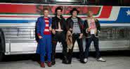 Elenco da série "Pistol" recria imagem icônica da banda Sex Pistols na vida real - Divulgação/Star+