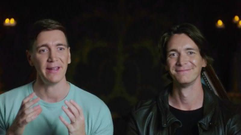 Oliver e James Phelps, que interpretaram George e Fred Weasley, no especial "Harry Potter: De Volta a Hogwarts" - (Reprodução/HBO Max)