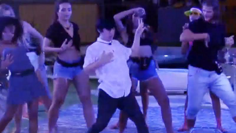 Pyong e outros participantes do BBB20 dançando a coreografia do Pesadão - Globoplay