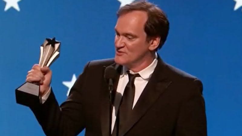 Quentin Tarantino aceita prêmio para Brad Pitt por Era Uma Vez Em...Hollywood - TNT/Sony Pictures