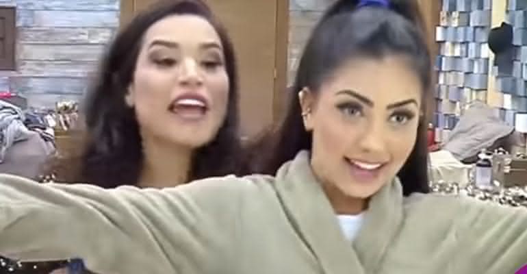 Raissa Barbosa e MC Mirella, que se estranharam no primeiro dia de A Fazenda 12, agora são amigas - Reprodução/PlayPlus