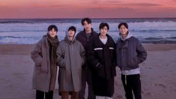 “IN THE SOOP: Friendcation” é estrelado por Park Seo-joon, o rapper Peakboy, Choi Woo-shik, Park Hyung-sik, e V, do grupo BTS - Reprodução: Disney+