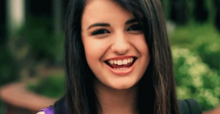 Rebecca Black em cena do clipe de "Friday", que completa dez anos nesta quarta-feira (10) - Reprodução/YouTube