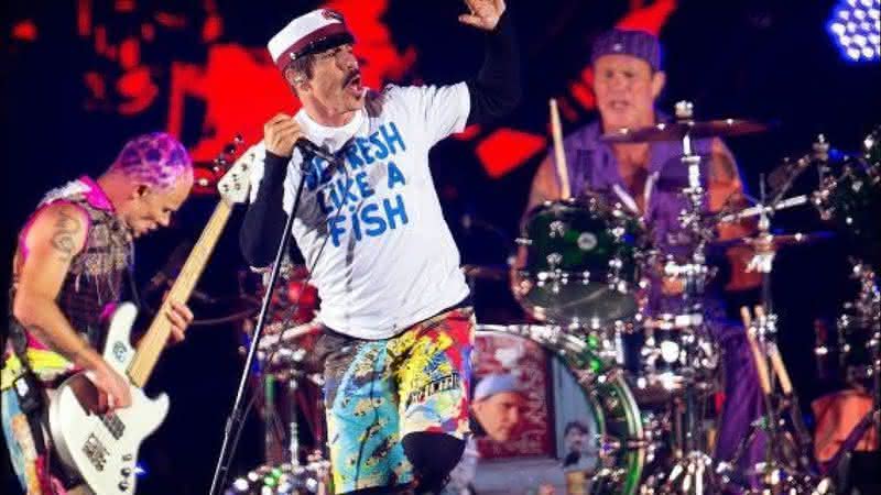 Red Hot Chili Peppers durante apresentação ao vivo - YouTue