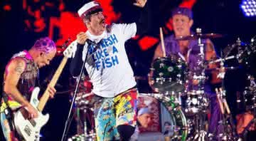 Red Hot Chili Peppers durante apresentação ao vivo - YouTue