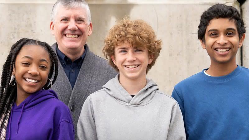Leah Sava Jeffries, Rick Riordan, Walker Scobell e Aryan Simhadri nos bastidores de "Percy Jackson e os Olimpianos" - Divulgação/Disney+