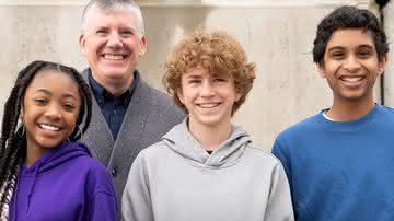 Leah Sava Jeffries, Rick Riordan, Walker Scobell e Aryan Simhadri nos bastidores de "Percy Jackson e os Olimpianos" - Divulgação/Disney+