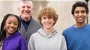 Leah Sava Jeffries, Rick Riordan, Walker Scobell e Aryan Simhadri nos bastidores de "Percy Jackson e os Olimpianos" - Divulgação/Disney+
