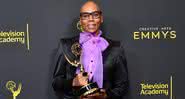 RuPaul com o prêmio de melhor apresentador de reality show ou competição no Emmy 2019 - Amy Sussman/Getty Images