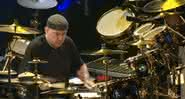 Neil Peart, baterista do Rush, em vídeo na internet - YouTube