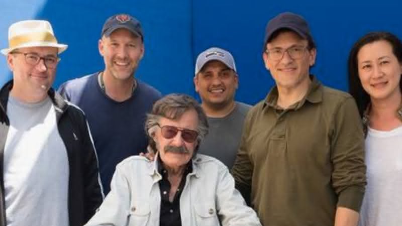 Irmãos Russo com Stan Lee em foto publicada no perfil deles - Twitter