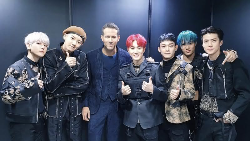 Ryan Reynolds e integrantes do EXO nos bastidores do evento - Reprodução/Twitter