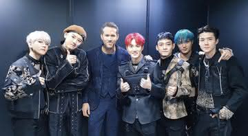 Ryan Reynolds e integrantes do EXO nos bastidores do evento - Reprodução/Twitter