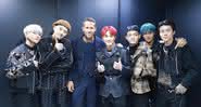 Ryan Reynolds e integrantes do EXO nos bastidores do evento - Reprodução/Twitter