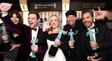 Atores de "No Ritmo do Coração" com as estatuetas da categoria de Melhor Elenco - Divulgação/Getty Images: Emma McIntyre
