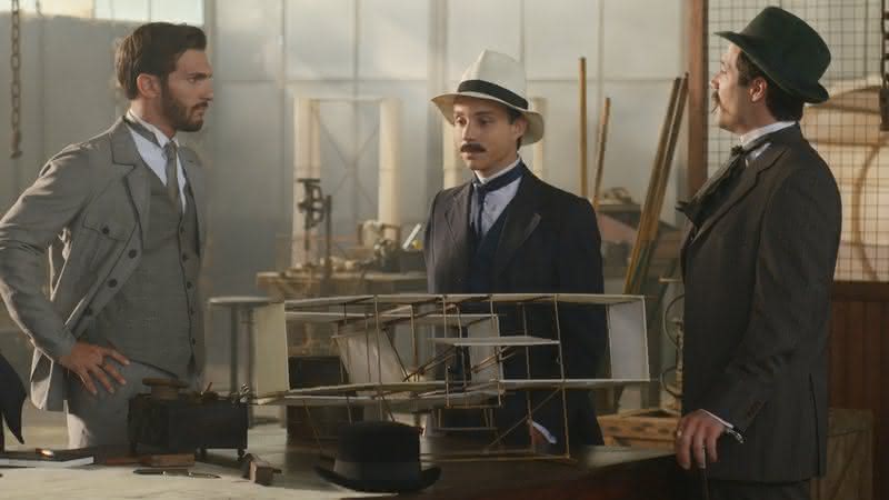 João Pedro Zappa, ao centro, vive Santos Dumont em nova minissérie - Divulgação/HBO