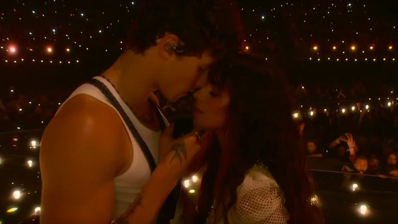 Camila Cabello e Shawn Mendes se apresentam no VMA (Reprodução/Twitter)