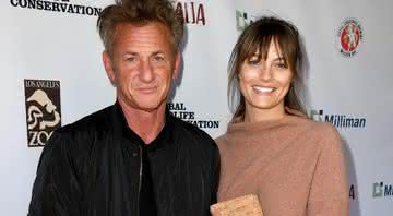 Sean Penn e Leila George em evento em Los Angeles, na Califórnia, em março de 2020 - Kevin Winter/Getty Images
