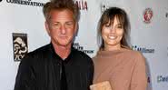 Sean Penn e Leila George em evento em Los Angeles, na Califórnia, em março de 2020 - Kevin Winter/Getty Images