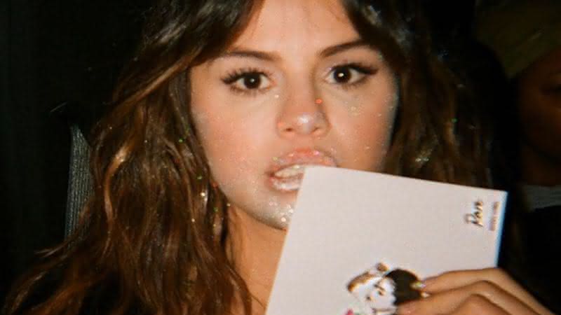 Selena Gomez com o seu novo álbum, Rare - Reprodução/Instagram