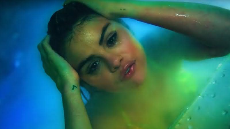 Selena Gomez no clipe de Rare - Youtube