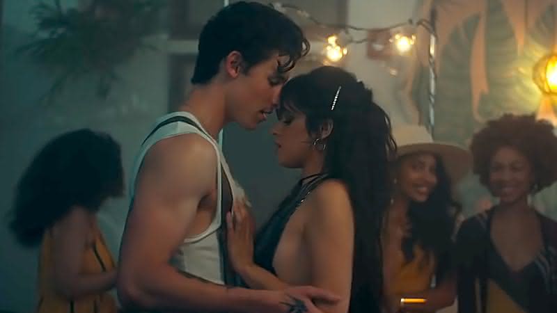 Camila Cabello e Shawn Mendes em Señorita. Crédito: Reprodução/Youtube