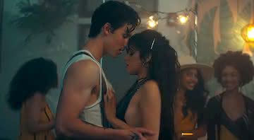 Camila Cabello e Shawn Mendes em Señorita. Crédito: Reprodução/Youtube