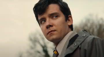 Asa Butterfield interpreta o protagonista Otis na série - (Reprodução/Netflix)