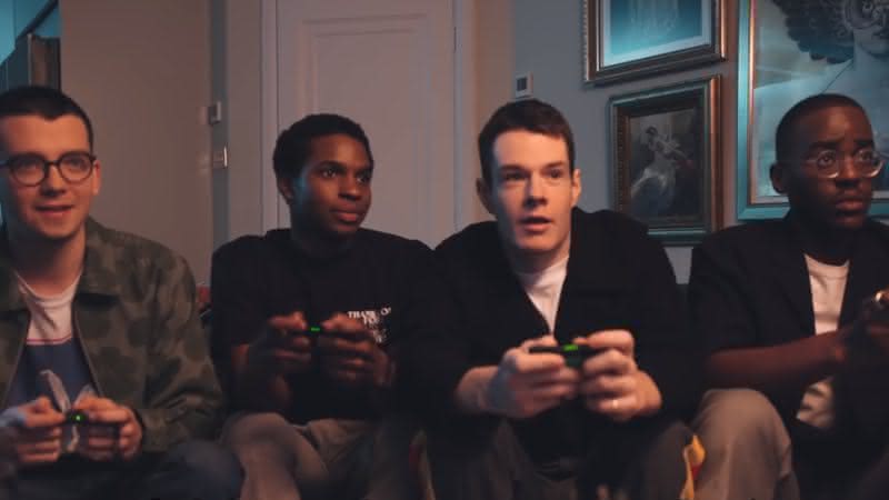 Asa Butterfield, Ncuti Gatwa, Connor Swindells e Kedar Williams-Stirling em vídeo da Netflix - Youtube