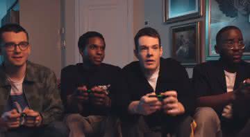 Asa Butterfield, Ncuti Gatwa, Connor Swindells e Kedar Williams-Stirling em vídeo da Netflix - Youtube