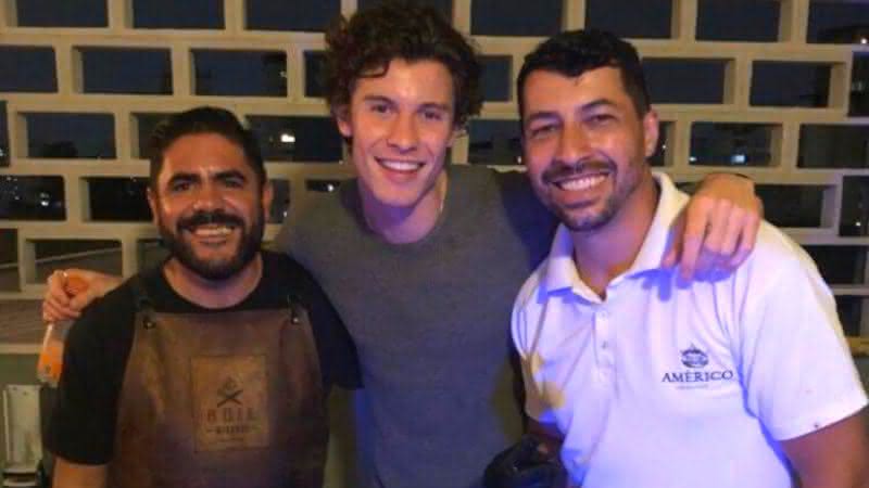 Shawn Mendes chegou ao Brasil na quarta-feira (27) e curtia pagode em uma churrascaria paulista - Instagram