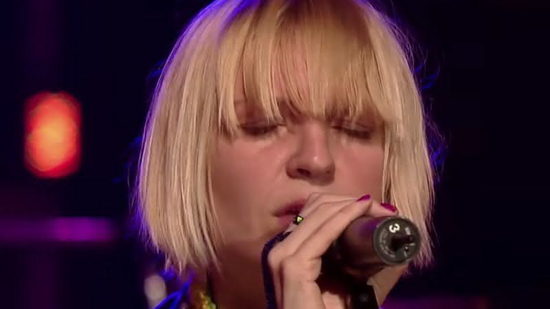 Sia em apresentação ao vivo da música Breathe Me - YouTube