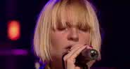 Sia em apresentação ao vivo da música Breathe Me - YouTube