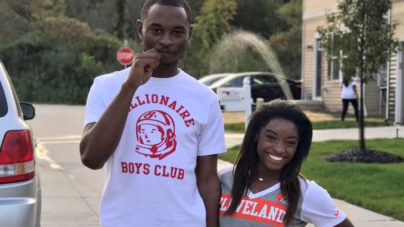 Simone Biles com o irmão Tevin. Crédito: Reprodução/Twitter